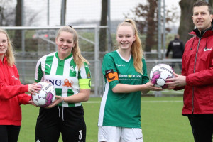 PvdA schenkt wedstrijdballen